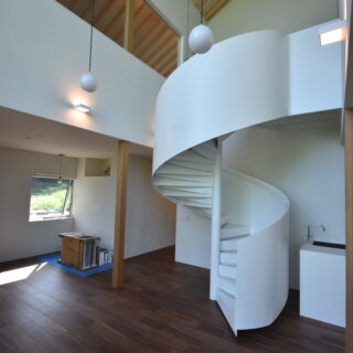 螺旋階段。洞爺湖や中島と調和する有機的な形。この家の象徴となりうる曲線の美しさに目を奪われる
