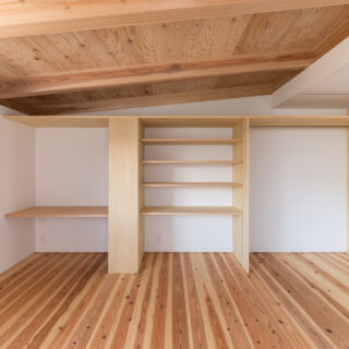 2階、娘さまの個室。左は読み書きをするカウンターと本棚、中央と右(写真では隠れている)が収納。さらに右奥にトイレがあり、収納は一枚の引き戸を行き来させ、必要時に必要なほうを隠す。ひとりだからこその選択肢により、空間の使い方にゆとりが生まれた