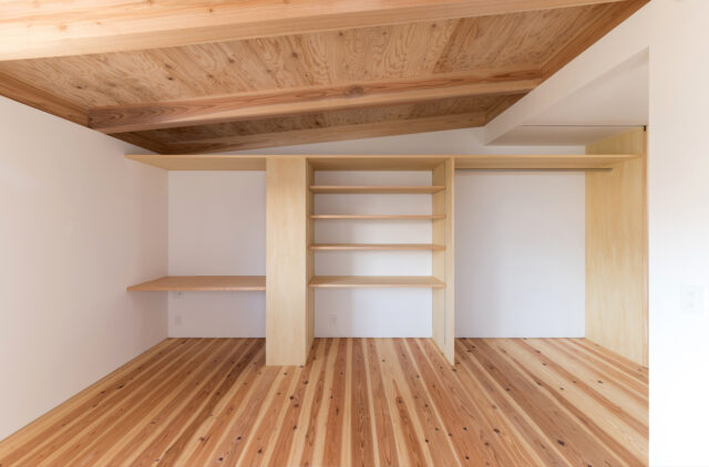2階、娘さまの個室。左は読み書きをするカウンターと本棚、中央と右(写真では隠れている)が収納。さらに右奥にトイレがあり、収納は一枚の引き戸を行き来させ、必要時に必要なほうを隠す。ひとりだからこその選択肢により、空間の使い方にゆとりが生まれた
