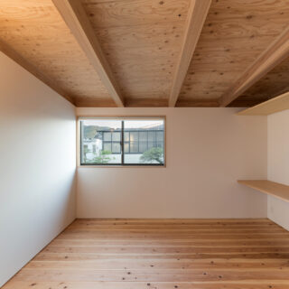 2階、娘さまの個室。2階は天井を低く計画し、落ち着きある空間とした。2方向に窓があるおかげで風が抜け気持ちがいい
