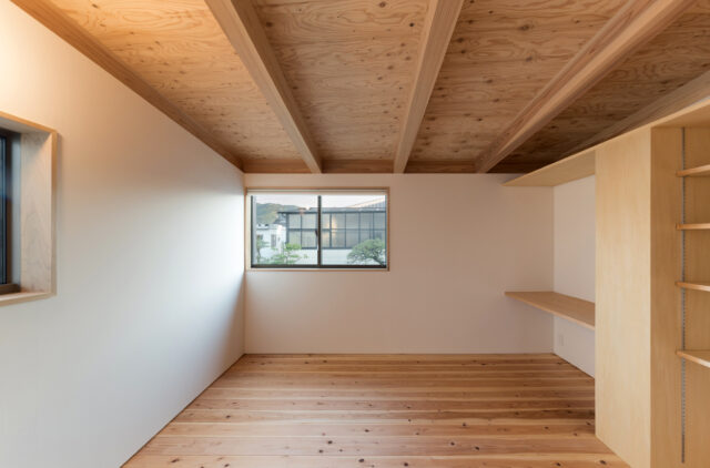 2階、娘さまの個室。2階は天井を低く計画し、落ち着きある空間とした。2方向に窓があるおかげで風が抜け気持ちがいい