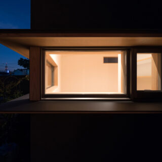 外観。1階夫妻の寝室の庇は一段と凛々しい。この雰囲気をつくりだすため、設計も施工もがんばりました、と樋口さん。ブログなどからうかがえる施工会社や職人たちとの信頼関係も樋口さんならではのよさのひとつ