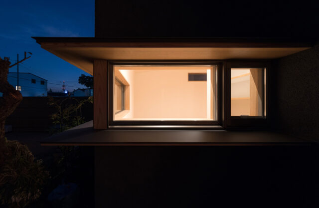 外観。1階夫妻の寝室の庇は一段と凛々しい。この雰囲気をつくりだすため、設計も施工もがんばりました、と樋口さん。ブログなどからうかがえる施工会社や職人たちとの信頼関係も樋口さんならではのよさのひとつ