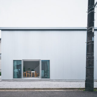 シルバーのガルバリウム鋼板の外壁をもつA邸。正面から見るとシンプルな箱のよう。窓もあえて１つに絞り、外からの視線を限定させた。