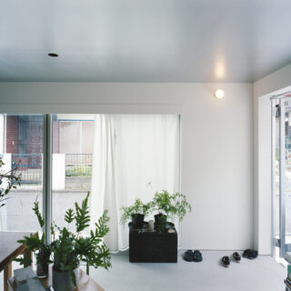 A邸には玄関はなく、ホールと名付けられた土間空間へダイレクトに。