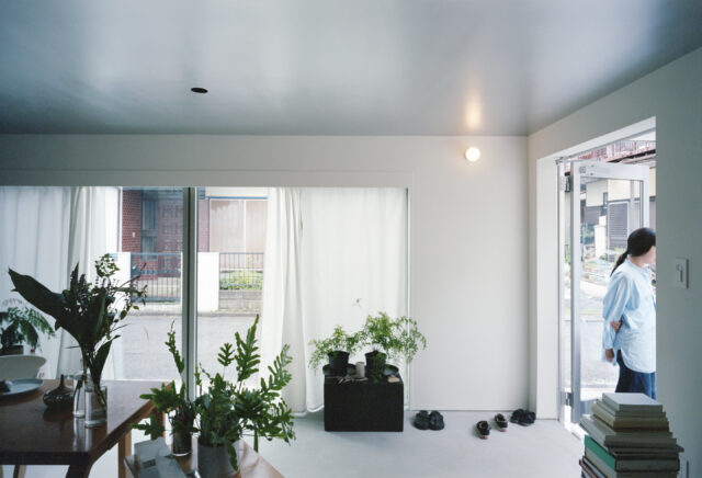 A邸には玄関はなく、ホールと名付けられた土間空間へダイレクトに。
