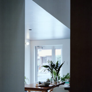 玄関扉がガラス戸となっていることで、暗くなりがちな水回りから、視線が抜け、空間の広がりを感じさせてくれる。