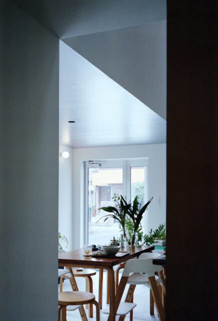 玄関扉がガラス戸となっていることで、暗くなりがちな水回りから、視線が抜け、空間の広がりを感じさせてくれる。