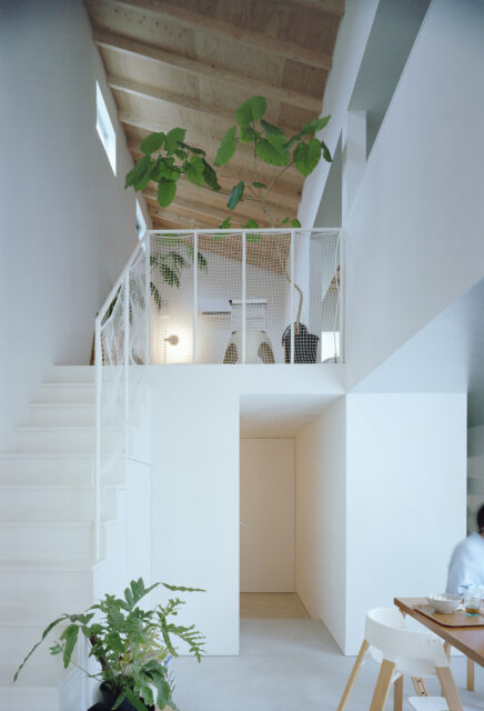 最大天井高６ｍの吹き抜け。天井は木の現しとし、より空間の広がりをかんじさせる。上階からの光も降り注ぎ、明るい。