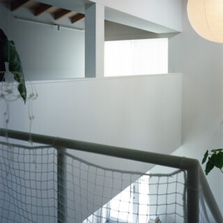 ２階は、家族のためのプライベートゾーン。ここも空間のつながりをもたせるため、吹き抜けが見えるよう壁を完全に塞ぐことはしなかった。