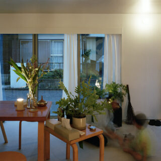 ホールは玄関がない分、空間として活用できる部分が広がり、リビングダイニングや遊び場として重宝する。