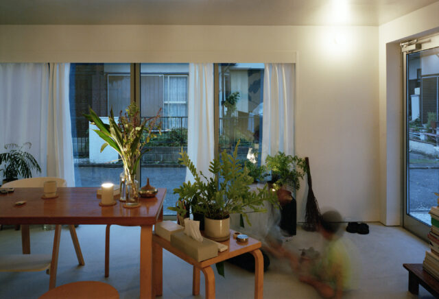 ホールは玄関がない分、空間として活用できる部分が広がり、リビングダイニングや遊び場として重宝する。