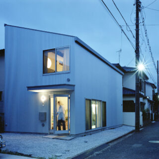 道路側が低く、奥が高い片流れ屋根のA邸。周囲の家々とは一線を画すミニマルさを演出した。