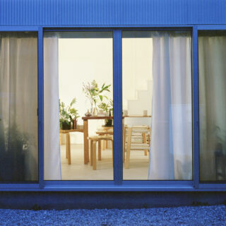 外から丸見えにならない絶妙な窓配置によって、中はどうなっているんだろうと想像したくなる。