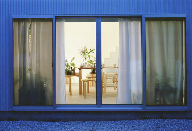 外から丸見えにならない絶妙な窓配置によって、中はどうなっているんだろうと想像したくなる。