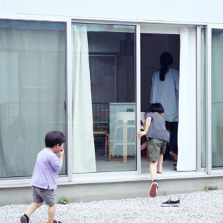 正面の大窓を縁側のように使い、外からの出入りをするなど、昔懐かしい子どもの姿でのびのびと遊んでいる兄弟。