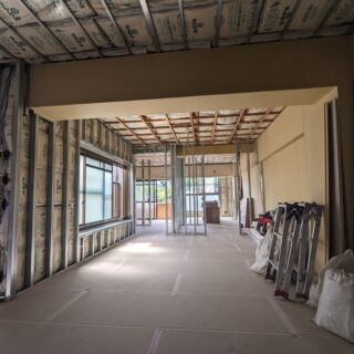 施工中の様子。壁や天井の断熱を強化し、二重床下地を遮音仕様に全面改修するなど、現代の生活水準と法規制に合わせたフルリノベーションの様子がわかる。まずは施工後、家族が快適に住むことができるように。さらに将来、賃貸に出す時のことも考えられている。