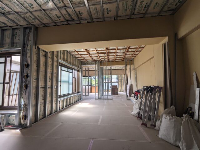 施工中の様子。壁や天井の断熱を強化し、二重床下地を遮音仕様に全面改修するなど、現代の生活水準と法規制に合わせたフルリノベーションの様子がわかる。まずは施工後、家族が快適に住むことができるように。さらに将来、将来賃貸に出す時のことも考えられている