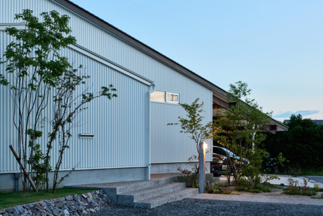 外壁はガルバリウム。若く活動的な夫婦の明るさと合う、白色系の淡い色を採用した。建物が大きく、濃い色だと周囲に圧迫感を与える。これを避け、周辺との調和を図る目的もあった
