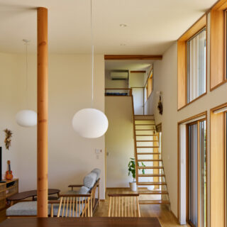 ダイニングから見たリビング方向。正面奥は一部2階となっており、フリースペースと個室が配置されている。大きな窓とハイサイドライトの効果で、室内はとても明るい