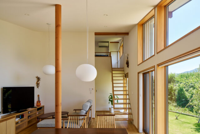 ダイニングから見たリビング方向。正面奥は一部2階となっており、フリースペースと個室が配置されている。大きな窓とハイサイドライトの効果で、室内はとても明るい