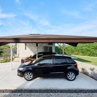 片流れ屋根による、圧迫感の少なさがわかる写真。屋根の勾配をかなり緩くすることで、屋根の面が見えず、圧迫感が少なくなる計算だ