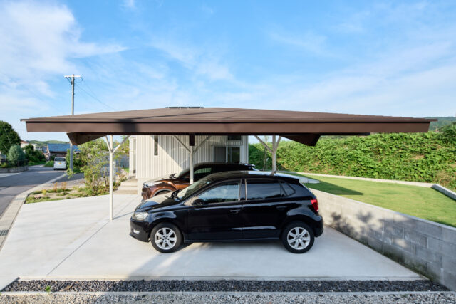 片流れ屋根による、圧迫感の少なさがわかる写真。屋根の勾配をかなり緩くすることで、屋根の面が見えず、圧迫感が少なくなる計算だ