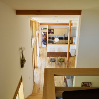 フリールームから見たLDK方向。正面奥のキッチン裏に納戸とパントリー。そのまま駐車場へと続く扉もあり、雨の日に買い物をしても、濡れることなく食品を収納できる。とても便利な動線が好評だそうだ