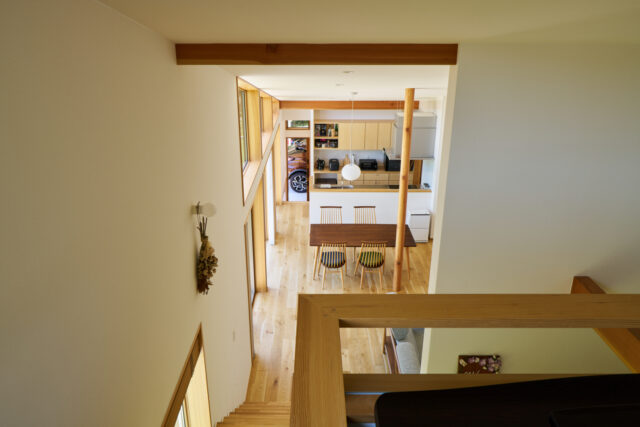 フリールームから見たLDK方向。正面奥のキッチン裏に納戸とパントリー。そのまま駐車場へと続く扉もあり、雨の日に買い物をしても、濡れることなく食品を収納できる。とても便利な動線が好評だそうだ