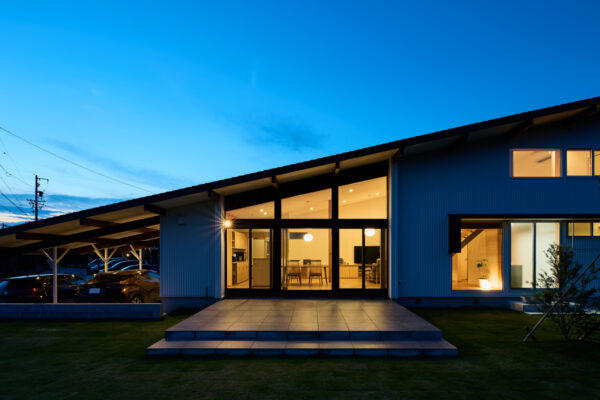 近隣住民が慣れ親しんだ風景を残し、 集落に溶け込むモダンな邸宅のヒミツ（山吹設計工房）