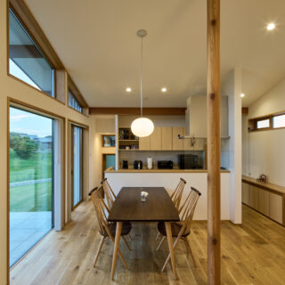 リビングから見たダイニング・キッチン方向。生活感を出さないように、パントリーや納戸をキッチン裏に配置した。冷蔵庫もパントリーに設置。一方でおしゃれな家電は見せる収納を意識した