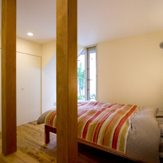 1階の寝室。中庭に面する窓を設け、風通しを確保した。床を1段下げ、床暖房を設置。夏は涼しく、冬は暖かい
撮影：NewHouse出版