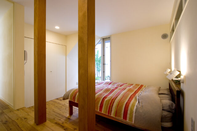 1階の寝室。中庭に面する窓を設け、風通しを確保した。床を1段下げ、床暖房を設置。夏は涼しく、冬は暖かい
撮影：NewHouse出版