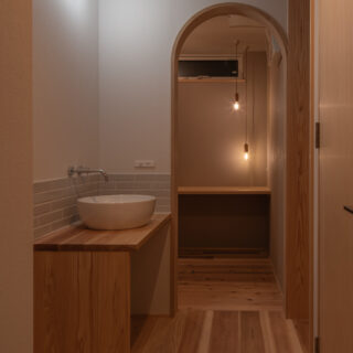 1階の廊下には手洗いを設置。2階まで上がらない来客にも使ってもらえる