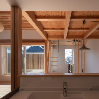 キッチンからの眺め。リビング（写真左側）、ダイニング（写真右側）、ソラドマ（バルコニー）までを見渡せる上、写真右奥にある階段をのぼってくる家族の姿も目に入る。「家事をしながら子どもを見守れる」という要望にパーフェクトに応えたレイアウトだ