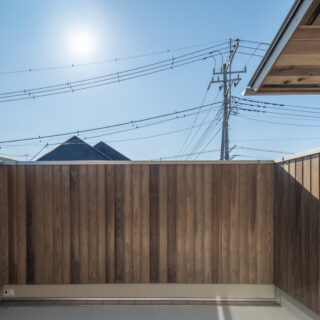 2階バルコニー。薄井さんは、手すりの高さが周囲の建物の窓の上辺と揃うように緻密に計算。おかげで外部から見られる心配がなく、こちらからも近隣の建物が視界に入らない。この空間を“ソラドマ”と名付けた通り空だけを感じられ、とても気持ちがいい