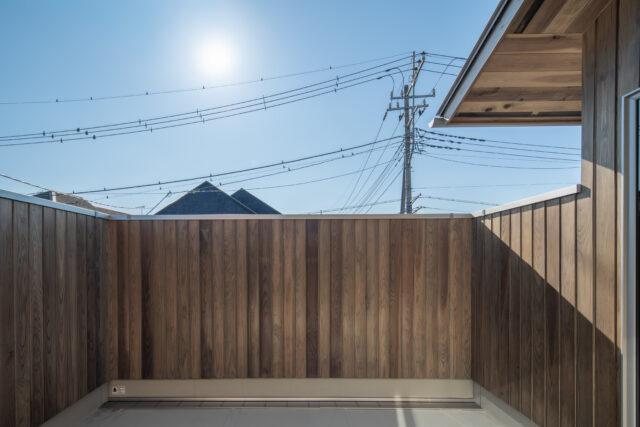 2階バルコニー。薄井さんは、手すりの高さが周囲の建物の窓の上辺と揃うように緻密に計算。おかげで外部から見られる心配がなく、こちらからも近隣の建物が視界に入らない。この空間を“ソラドマ”と名付けた通り空だけを感じられ、とても気持ちがいい