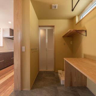 2階のランドリールーム。写真右上の黒いバーは洗濯物干し。断熱性能が高いと空気がたくさん水分を取り込める＆冬でも日中は無暖房で24～25度あるため、洗濯物はここでの自然乾燥で十分乾くという。室内干しで適度な湿度がキープされ、自然の力で加湿も省エネも実現