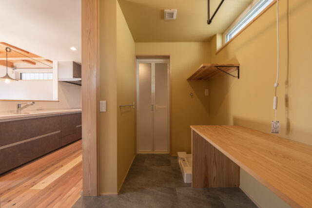 2階のランドリールーム。写真右上の黒いバーは洗濯物干し。断熱性能が高いと空気がたくさん水分を取り込める＆冬でも日中は無暖房で24～25度あるため、洗濯物はここでの自然乾燥で十分乾くという。室内干しで適度な湿度がキープされ、自然の力で加湿も省エネも実現