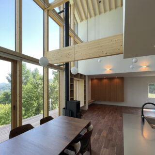 1階LDK。構造材の梁を表しにしたことで、家に安心感が加わった
