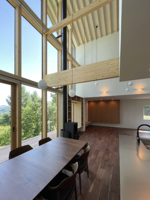 1階LDK。構造材の梁を表しにしたことで、家に安心感が加わった
