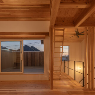 「窓は僕にとって“熱の欠損”なんです」と“理系少年”らしい発言をする薄井さんだが、「この方角にきれいな山が見えたので、家事をしながら眺めていただけたらと思い、キッチン正面に小さな窓を設けました」とのコメントも。合理性と豊かさの絶妙なバランスも薄井さんの魅力だ