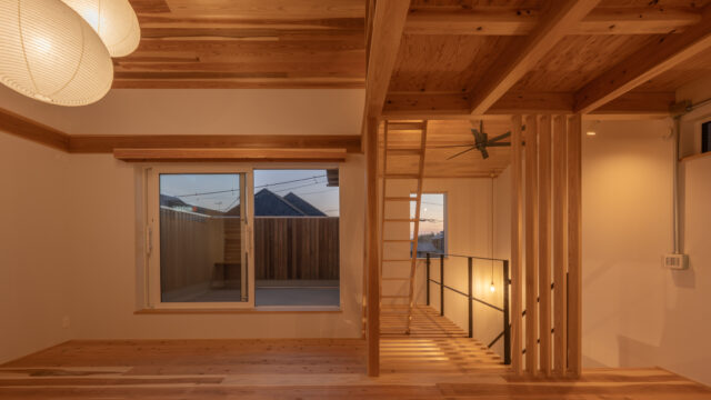 「窓は僕にとって“熱の欠損”なんです」と“理系少年”らしい発言をする薄井さんだが、「この方角にきれいな山が見えたので、家事をしながら眺めていただけたらと思い、キッチン正面に小さな窓を設けました」とのコメントも。合理性と豊かさの絶妙なバランスも薄井さんの魅力だ
