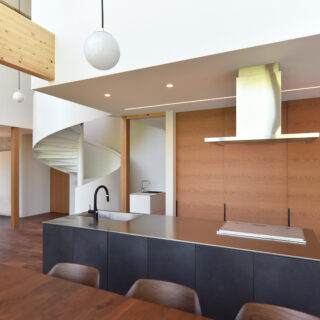 1階のLDKには、いつかカフェをとお考えのお施主さまのために、調理台のほかに手洗いも設けた
