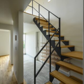 階段はインダストリアルな雰囲気を強調すべく、アイアンは黒皮鉄仕上げとした。階段の存在感がよいアクセントに。