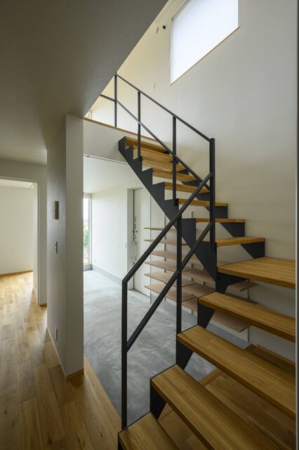 階段はインダストリアルな雰囲気を強調すべく、アイアンは黒皮鉄仕上げとした。階段の存在感がよいアクセントに。