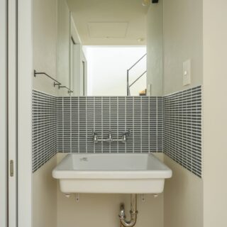 1階洗面は、お施主さまのお好みに合わせレトロなデザイン。帰宅時すぐに手を洗い2階に上がることができる。
