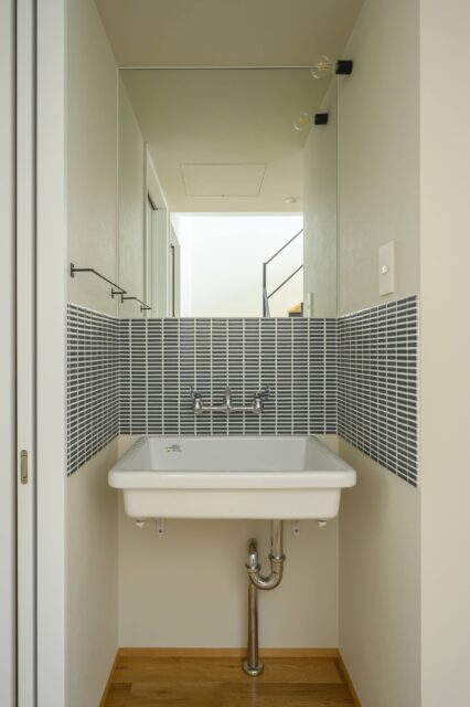 1階洗面は、お施主さまのお好みに合わせレトロなデザイン。帰宅時すぐに手を洗い2階に上がることができる。
