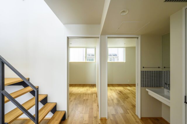 1階、個室A（左）、個室B（右）。将来的には子ども部屋としたり、寝室を引っ越したりと活用の可能性は広い。
