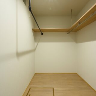 1階ファミリークローゼット。現在はここに設置したエアコンで冷気を生成し、パイプを通して1階全体へ送っている。